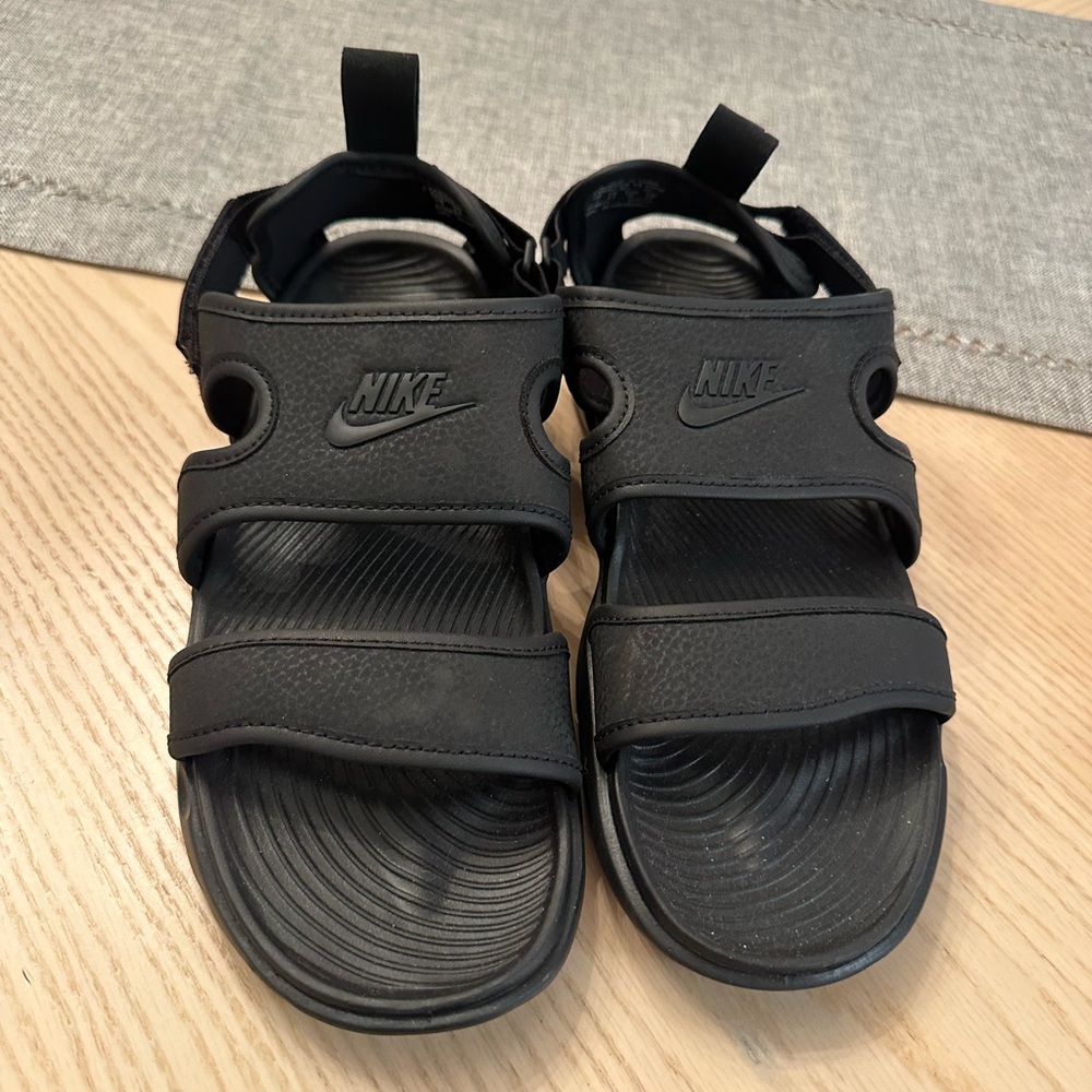 BLACK NIKE SANDALS
